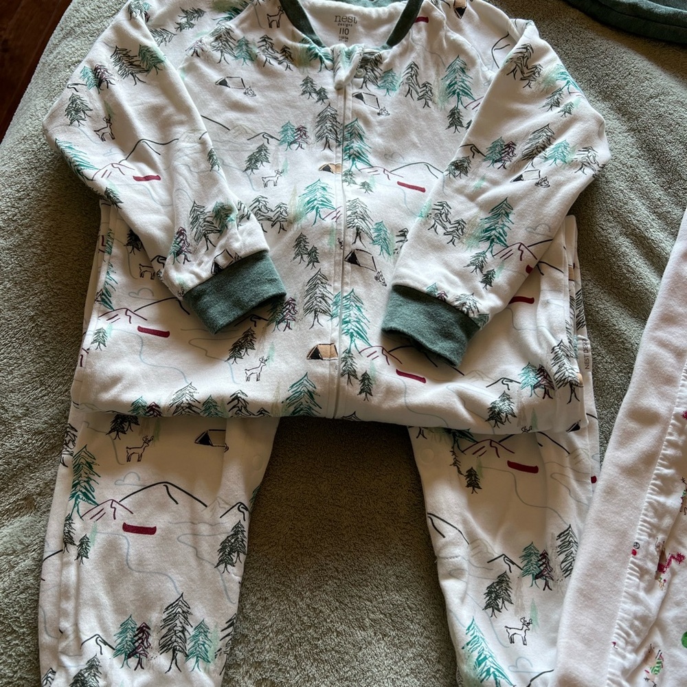 Set of 2! Nest Designs Toddler Sleepsuit, size 3T-4T - Picture 4 of 6